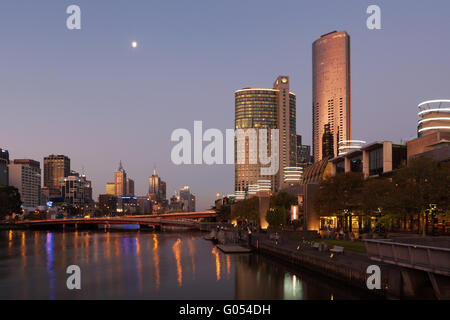 Melbourne CBD - Apr 17 2016: città al crepuscolo con Kings Ponte sul Fiume Yarra e il Crown Casino hotel. Foto Stock