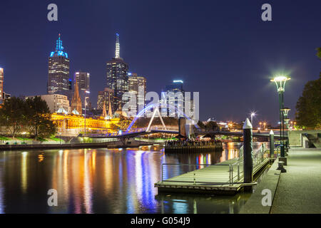 Melbourne CBD - Apr 17 2016: Cityscape di notte con Southbank passerella sul fiume Yarra e dalla stazione di Flinders Street. Foto Stock