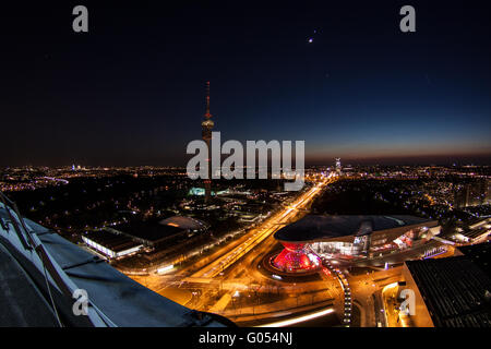 Monaco di Notte con olympic tower e BMW World Foto Stock