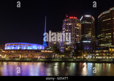 Melbourne CBD - Apr 16 2016: Tenebrologo oltre il fiume Yarra con Melbourne Arts Centre tower illuminato in blu brillante. Foto Stock