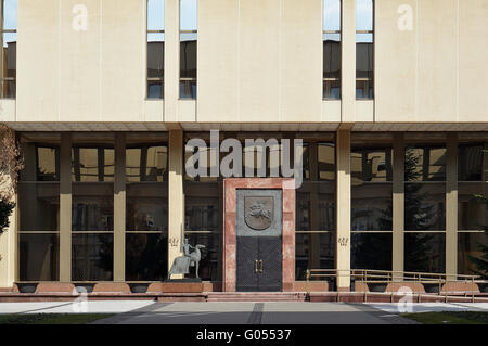 VILNIUS, Lituania - 27 Marzo 2016: centrale porta di metallo di un ingresso al ' Seimas' (parlamento) della Repubblica della Lituania. Pa Foto Stock