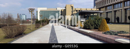 VILNIUS, Lituania - 27 Marzo 2016: Piazza con arbusti ornamentali vicino all'edificio del parlamento nazionale. Solare mornin pasqua Foto Stock