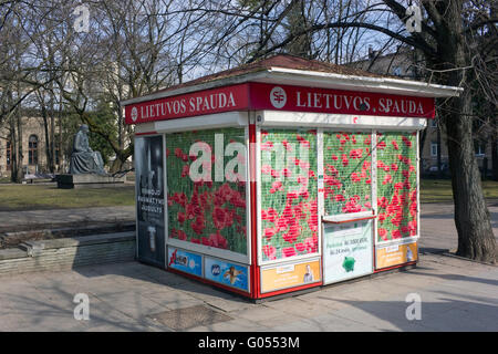 VILNIUS, Lituania - 27 Marzo 2016: Chiuso piccolo negozio "Lietuvos Spauda' (premere di Lituania) per la vendita di quotidiani e a magaz Foto Stock