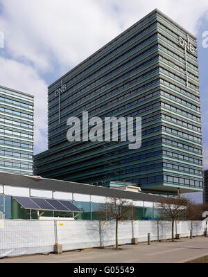 VILNIUS, Lituania - 27 Marzo 2016: Il pannello solare per la generazione di elettricità bio è usato in costruzione di un nuovo ufficio DN Foto Stock