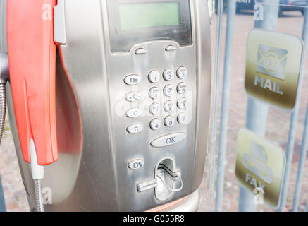 Pubblico vecchio telefono a pagamento, non più in funzionamento. Foto Stock