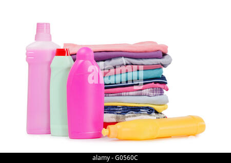 Mucchio di vestiti puro con detergenti diversi Foto Stock