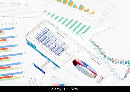 Grafici, diagrammi, business tabella. Il luogo di lavoro della gente di affari. Foto Stock