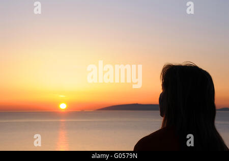 Donna di Silhouette di Sunrise Foto Stock