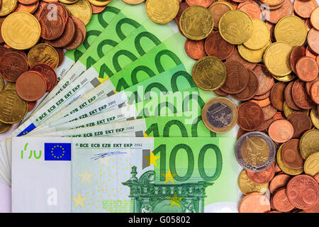 Banconote e monete in euro Foto Stock