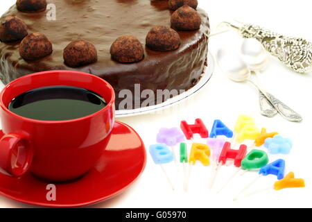 Candele in forma di lettere di buon compleanno e torta al cioccolato. Foto Stock