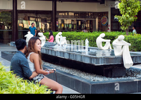 Terzo piano aperto terrazza giardino e sculture, Ayala Shopping Mall, Cebu City, Filippine Foto Stock