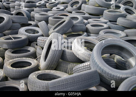 Pila di vecchi pneumatici per auto Foto Stock