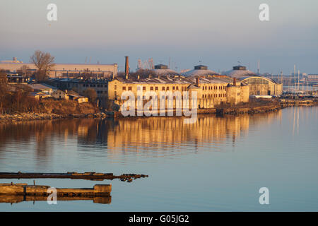 Vista la mattina sul mare Patarei fortezza carcere a Tallinn in Estonia Foto Stock