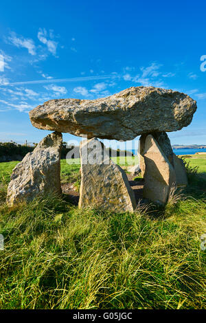 Carreg Sansone Sansone o della pietra, un anno 5000 Neolitico antico dolmen sepoltura camera, vicino Abercastle, Pembroke, Galles Foto Stock