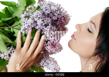 Bella Donna con fiori di primavera di un lilla. Cura della Pelle Foto Stock