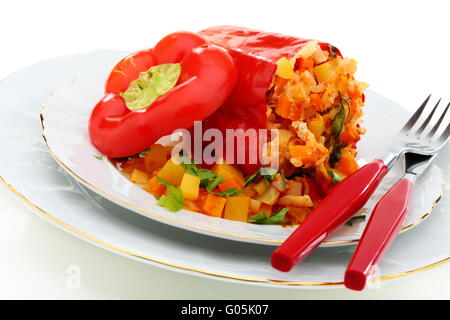 Peperoni verdure ripiene e Turchia su una piastra bianca. Foto Stock