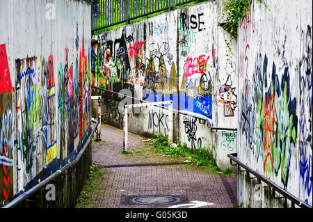 Decorato con graffiti pareti di un tunnel underpas Foto Stock