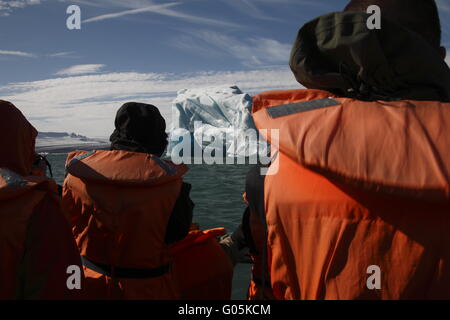 Guardare e fotografare gli iceberg da una barca anfibio in Jökulsárlón. Ghiacciaio Jökulsárlón laguna è una laguna formata Foto Stock