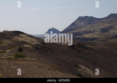 Vesturhorn mountain come visto dal sentiero dal Stafafell farm al Hvannagil canyon. Lónsöraefi Riserva Naturale Foto Stock