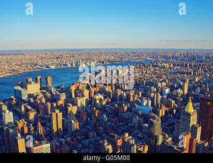 Vista aerea dal ponte dell'Osservatorio dell'Empire State Building a Manhattan e Brooklyn, New York City, Stati Uniti d'America. Skyline con grattacieli. Williamsburg, East River. Foto Stock