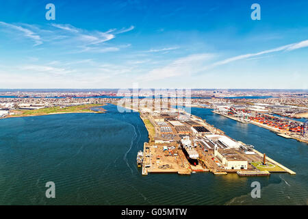 Bayonne, Stati Uniti d'America - 25 Aprile 2015: vista aerea di Bayonne bacino di carenaggio e riparazione in Bayonne, New Jersey, USA. Global container terminal sulla destra. Foto Stock