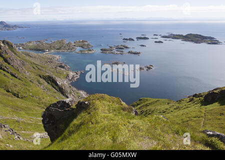 Collinare paesaggio costiero, isole Lofoten in Norvegia Foto Stock