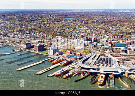 Vista aerea di Staten Island St George Ferry Terminal, New York City, Stati Uniti d'America. Foto Stock