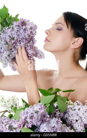 Bella Donna con fiori di primavera di un lilla. Cura della Pelle Foto Stock