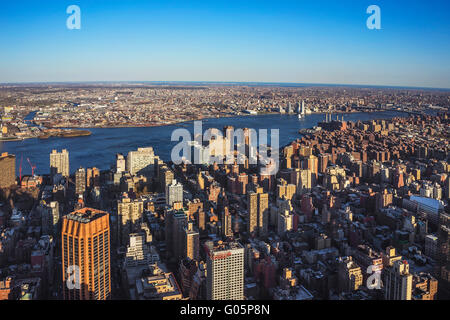 Vista aerea dal ponte dell'Osservatorio dell'Empire State Building di Manhattan e Brooklyn, New York City, Stati Uniti d'America. Foto Stock