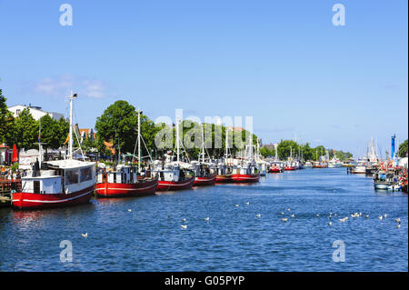 A ovest del fiume nella vecchia Warnemünde Foto Stock