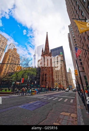 New York, Stati Uniti d'America - 24 Aprile 2015: Trinity Church di Manhattan e Street View di strada e turisti, New York, Stati Uniti d'America. Si tratta di una storica chiesa parrocchiale nei pressi di Wall Street e Broadway. Foto Stock