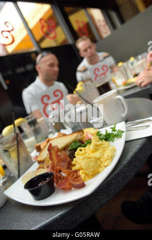 Vicino a una colazione con bacon e uova strapazzate al Kramerbooks & Afterwords cafe. Washington, DC. STATI UNITI Foto Stock