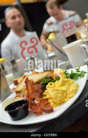 Vicino a una colazione con bacon e uova strapazzate al Kramerbooks & Afterwords cafe. Washington, DC. STATI UNITI Foto Stock