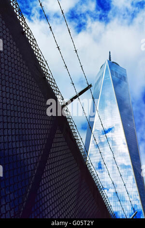 NEW YORK, Stati Uniti d'America - 24 Aprile 2015: One World Trade Center e filo spinato in Lower Manhattan, New York City, Stati Uniti d'America. Si tratta di un WTC in breve, o torre di libertà Foto Stock