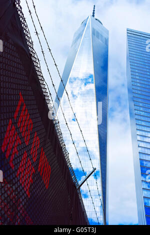 NEW YORK, Stati Uniti d'America - 24 Aprile 2015: One World Trade Center e la frase nella parte inferiore di Manhattan, New York City, Stati Uniti d'America. Si tratta di un WTC in breve, o torre di libertà Foto Stock
