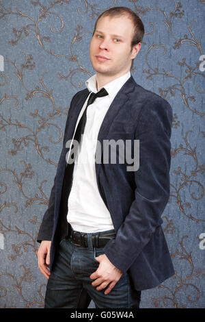 Ritratto di un elegante bel giovane uomo in piedi Foto Stock