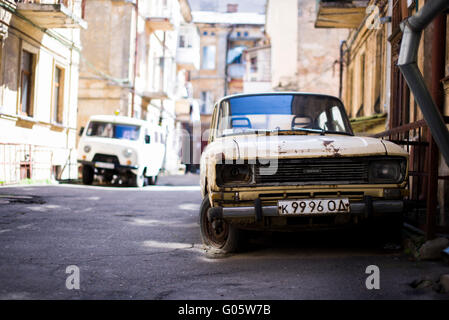 Odessa, Ucraina - 16 aprile 2016. Junk auto e un furgone sfocati sullo sfondo. Foto Stock