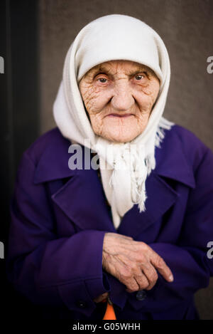 Odessa, Ucraina - 16 aprile 2016. Tradizionale ucraino vecchia donna in posa sulla fotocamera. Foto Stock