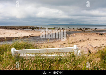 Panca sulla spiaggia Foto Stock