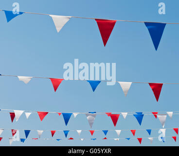 Festa colorati bunting bandiere contro un cielo blu sullo sfondo (Regno Unito) Foto Stock