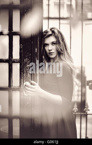 Giovane bella donna con capelli lunghi biondi Foto Stock