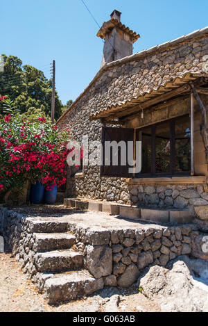 Muro di casa e finestra con fiori in Mallorca Foto Stock