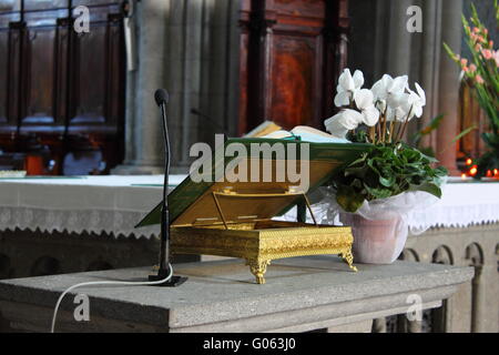 Aprire la Bibbia su un altare di una chiesa cattolica Foto Stock