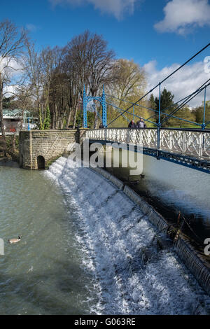 Il mulino ponte su weir sul fiume apprendere in Leamington Spa Warwickshire Foto Stock