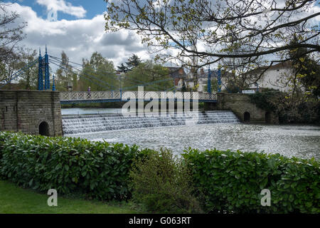 Il mulino ponte su weir sul fiume apprendere in Leamington Spa Warwickshire Foto Stock