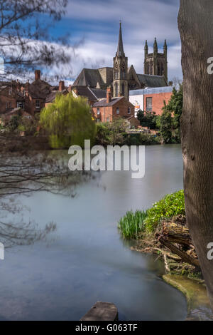 Vista lungo il fiume a tutti i santi della chiesa parrocchiale, Royal Leamington Spa Warwickshire, Inghilterra Foto Stock