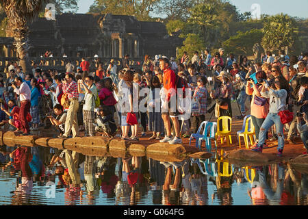 I turisti fotografare sunrise oltre Angkor Wat, Angkor Sito Patrimonio Mondiale, Siem Reap, Cambogia Foto Stock