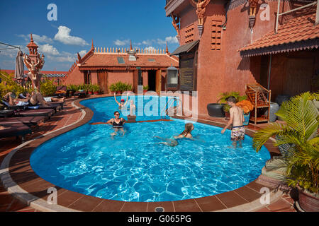 La piscina sul tetto del bene 1 Villa Hotel, Siem Reap, Cambogia Foto Stock