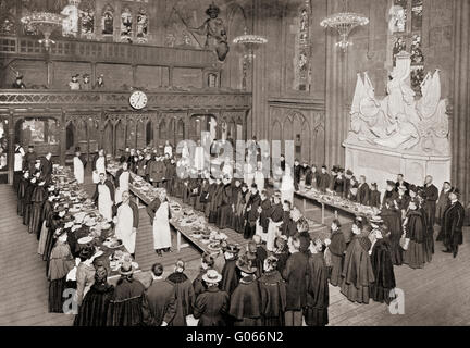 Avanzi del Signore annuale del sindaco essendo banchetti distribuiti ai meno fortunati, Guildhall di Londra, Inghilterra c. 1903. Foto Stock