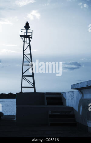 Truss design torre faro nel porto di Nesebar, Bulgaria. Nei toni del blu, sagoma scura foto Foto Stock